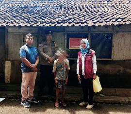 GIAT PENEMPELEN STIKER BAGI PENERIMA BANSOS DI GIRIASIH